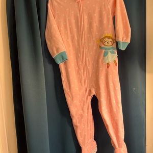 Carter’s toddler one piece pajama with feet“Onsie” like new.